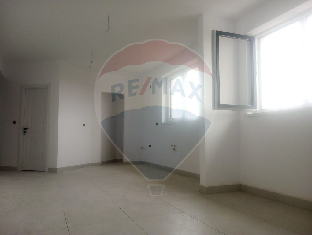 Apartament cu 3 camere de vânzare în zona Micalaca