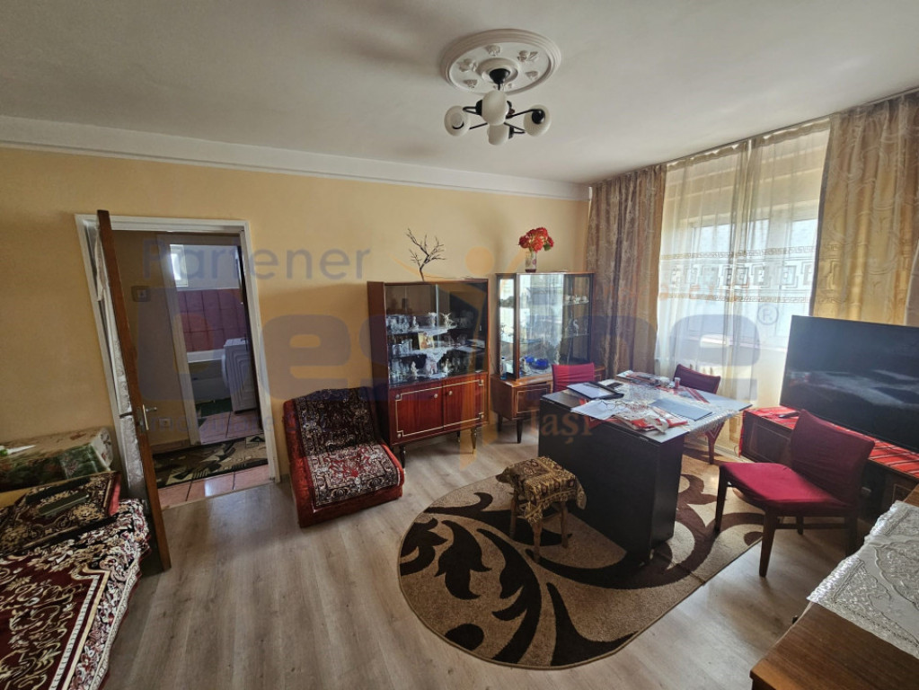 Apartament 3 camere 71 mp BAIE CU GEAM