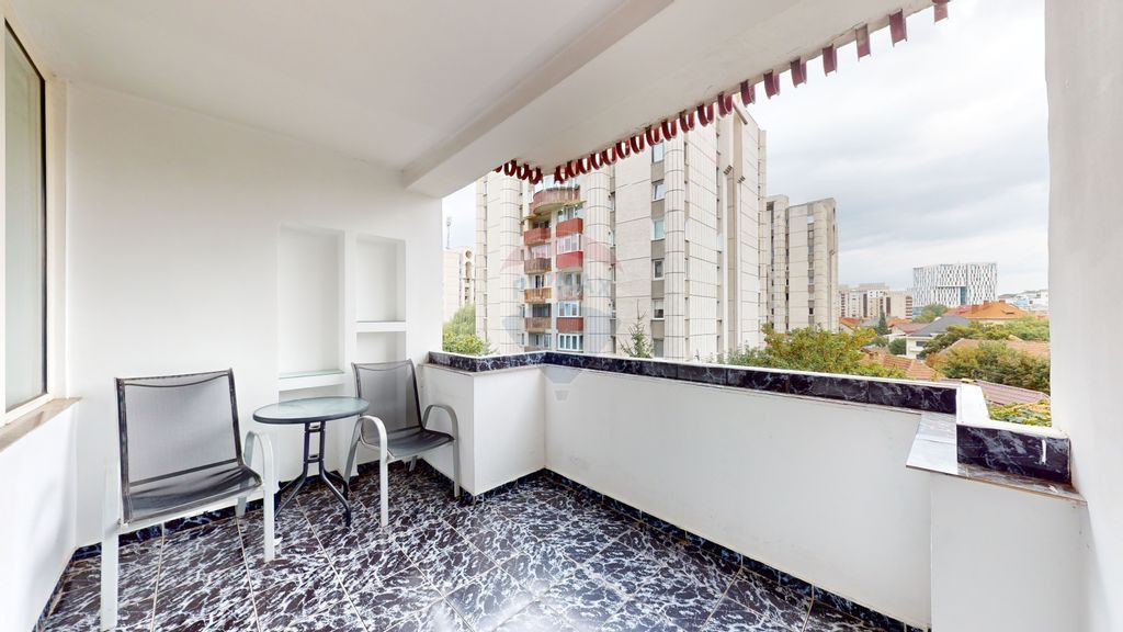 Inchiriez apartament de 3 camere in Centrul Civic cu vede...