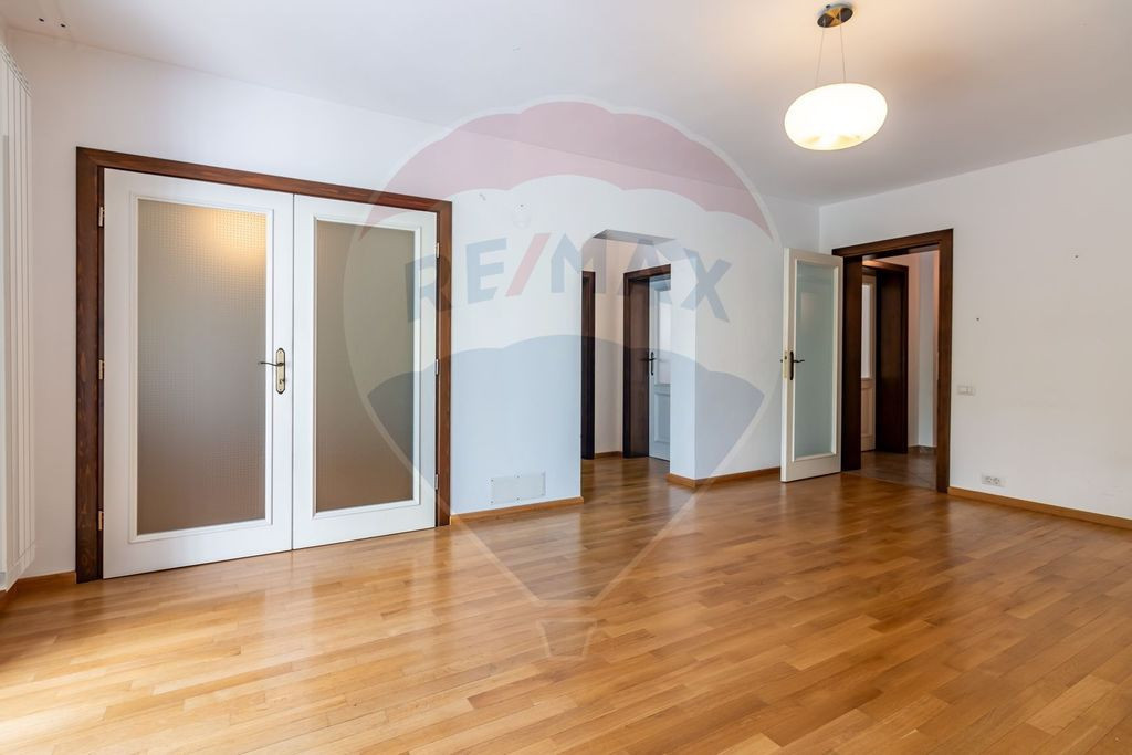 Apartament 3 camere în vilă Domenii - Cașin | curte pr...