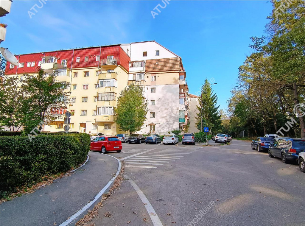 Apartament cu 3 camere decomandate 2 balcoane si pivnita in