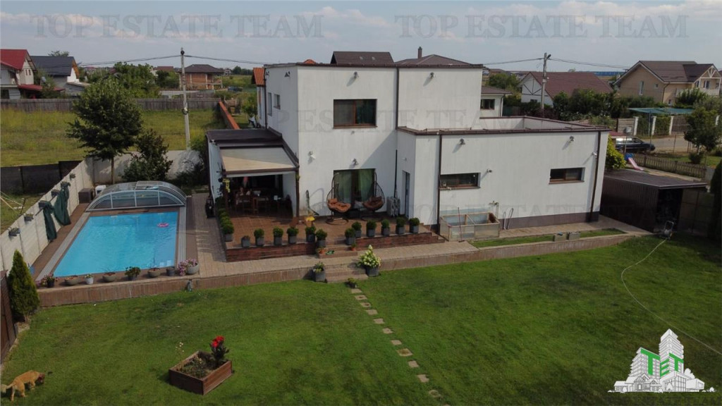 Casa cu piscina si vedere la padure