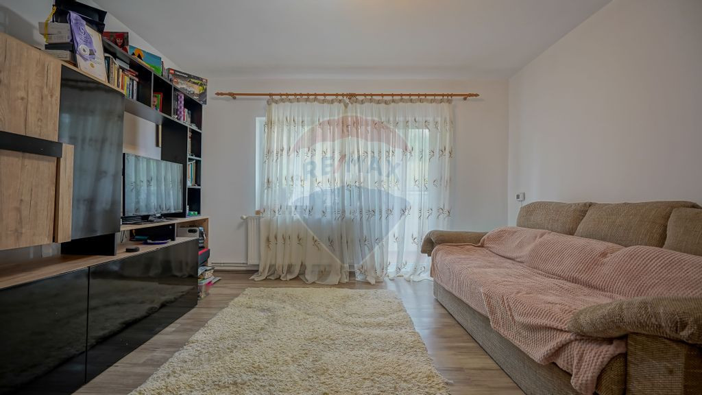 Apartament două camere decomandat la intrare în Răcăd...