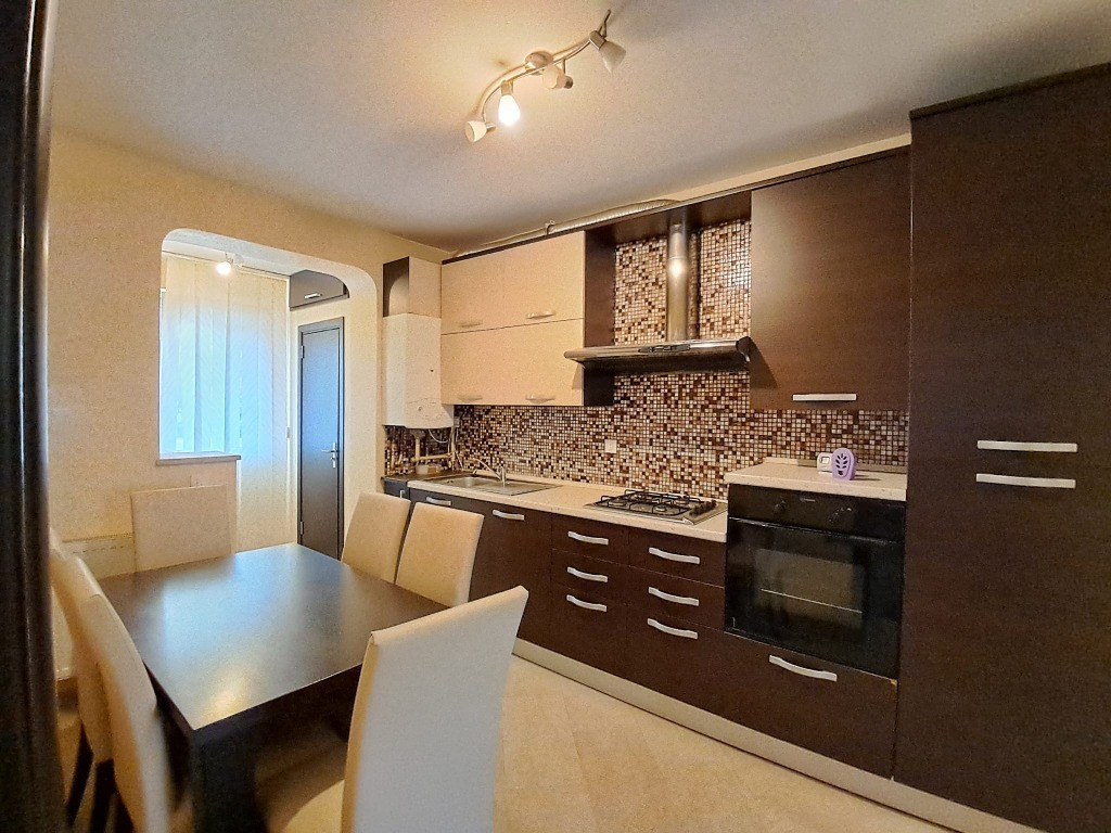 Apartament 2 camere decomandat, etaj 1, parcare Str. Eroilor Floresti