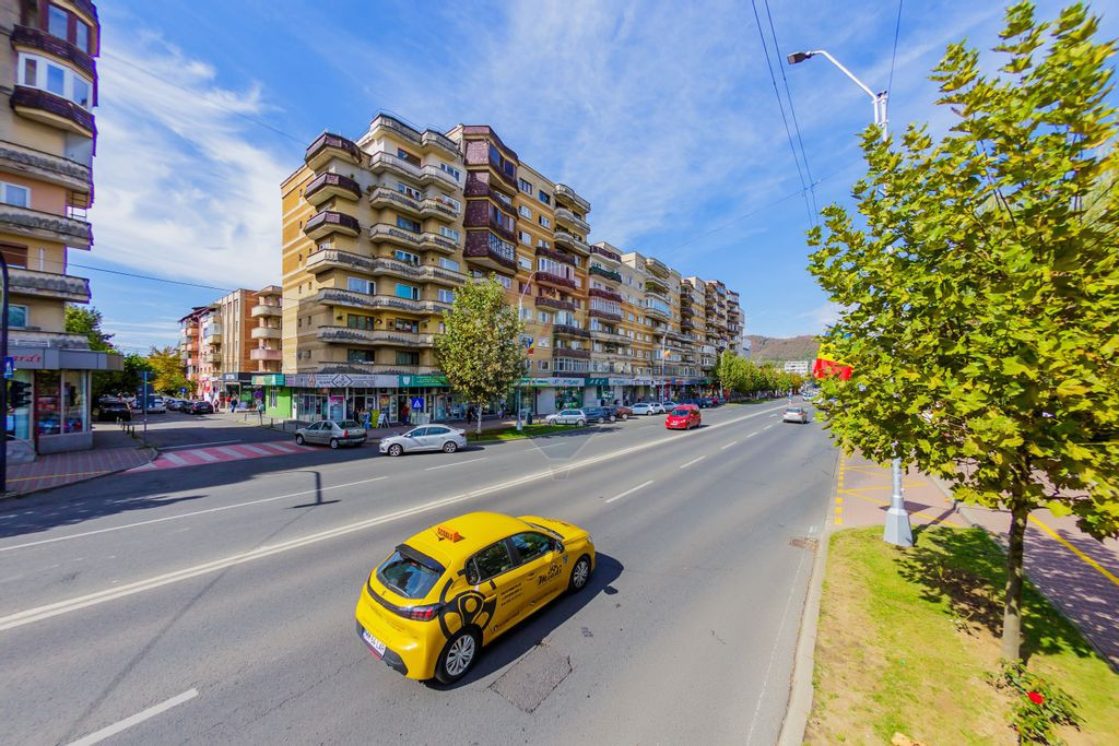 PRET REDUS! Apartament 4 camere de vânzare ultracentral ...