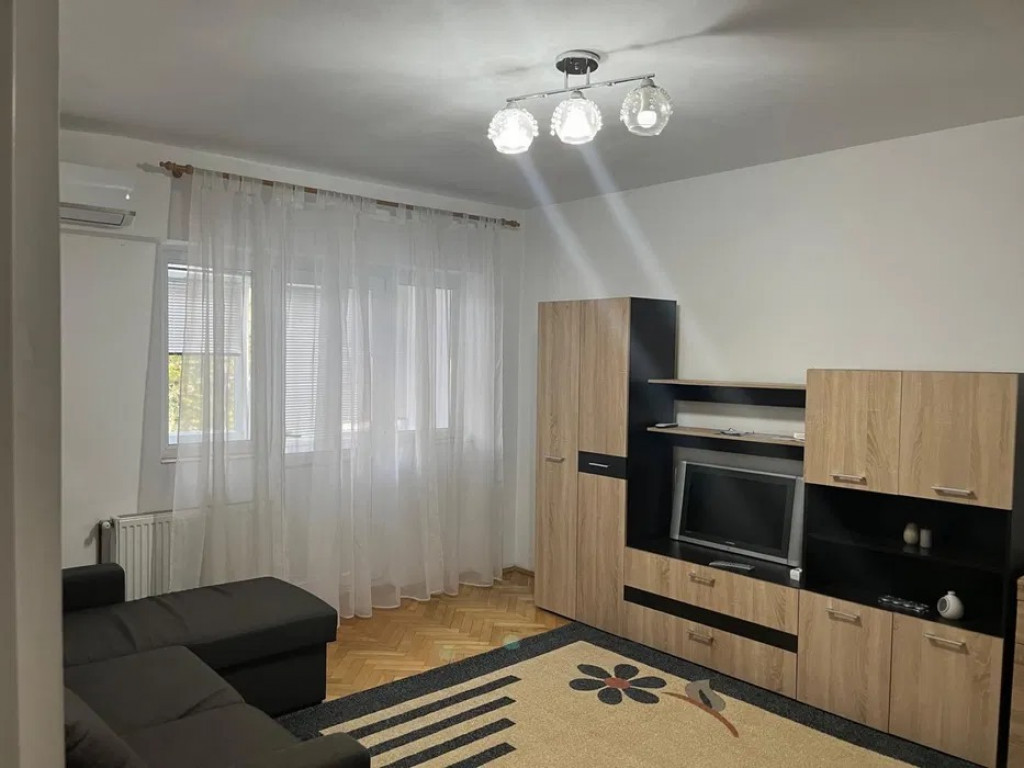 Apartament cu 2 camere decomandat Hala Centrala