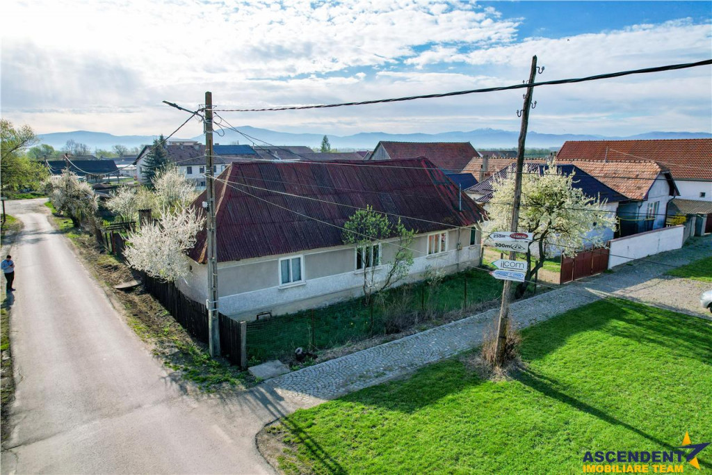 Teren extins de 1600 mp cu casa traditionala in Ilieni, Cent