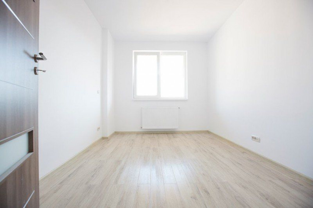 Apartament 2 camere , pret de garsoniera langa metrou