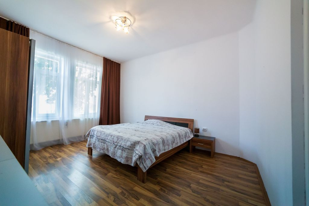 Apartament spatios 4 camere - ideal pentru locuit/afacere...