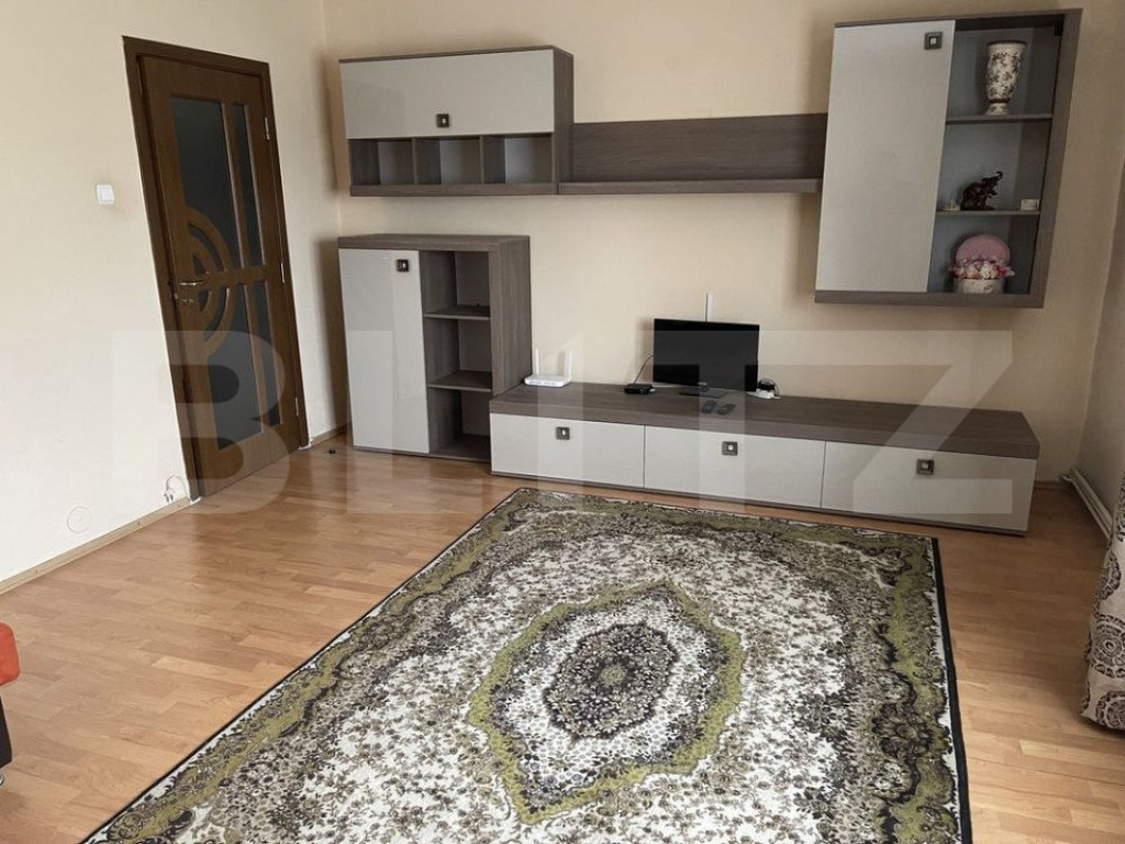 Apartament cu 3 camere, AC, centrală termică, decomandat,