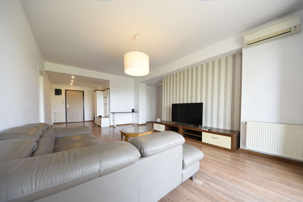 Apartament generos 3 camere , 2 locuri de parcare, Pet fr...