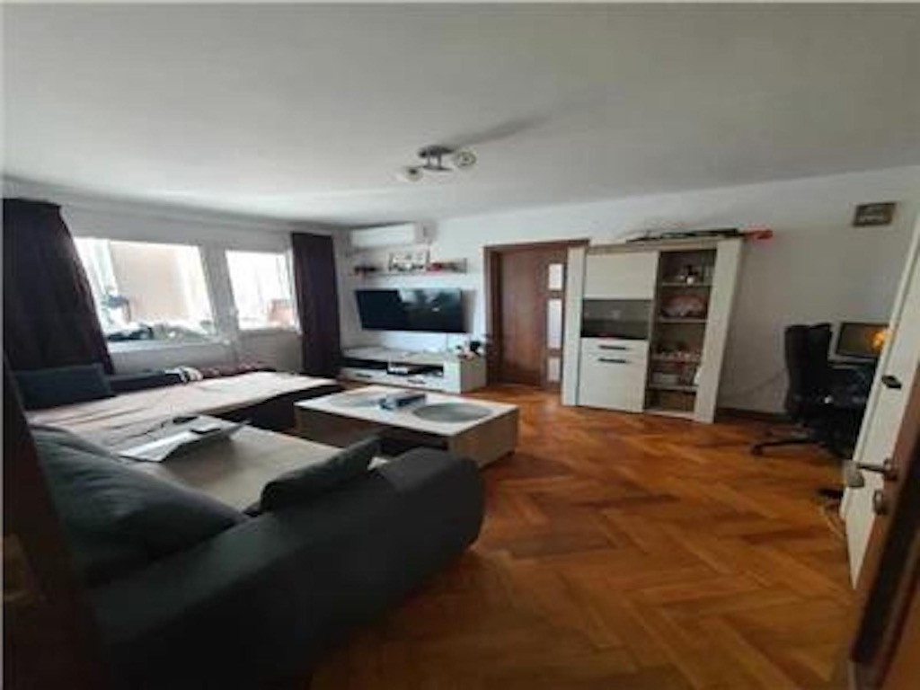 Apartament zona Astra etaj intermediar.