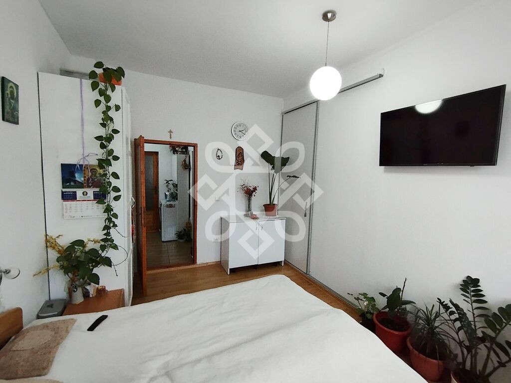 Apartament la casa cu 3 camere zona centrala