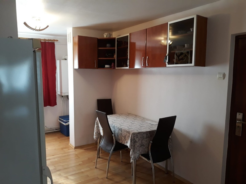 Apartament 3 camere decomandat zona Liliacului