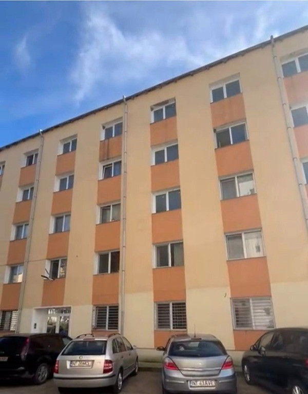 De vanzare bloc cu 90 de garsoniere, jumatate inchiriate ,renovate ,