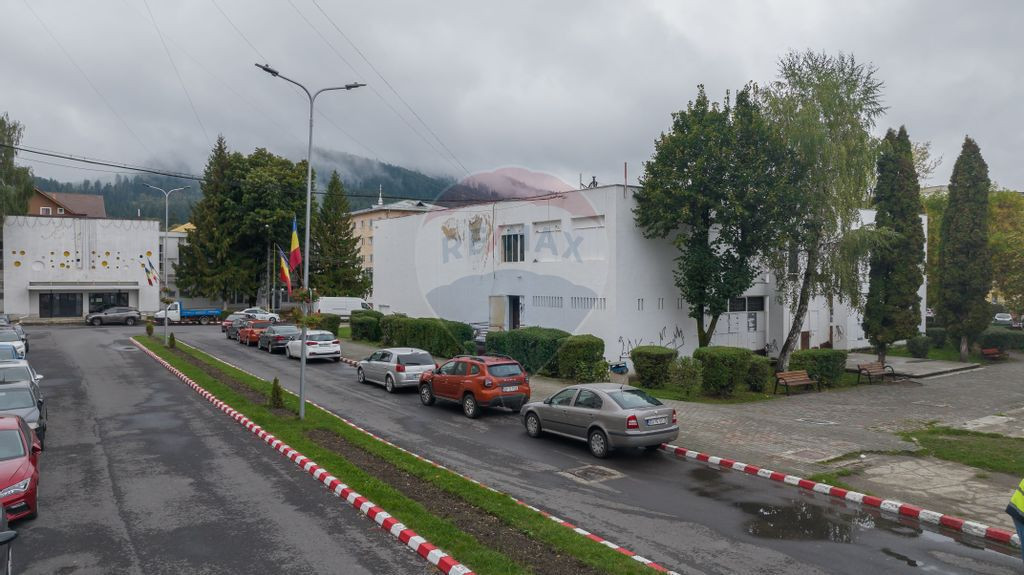 Vânzare clădire comercială in Municipiul Săcele, jude...