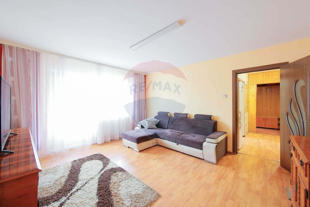 Apartament cu 3 camere de vânzare în zona Nufarul