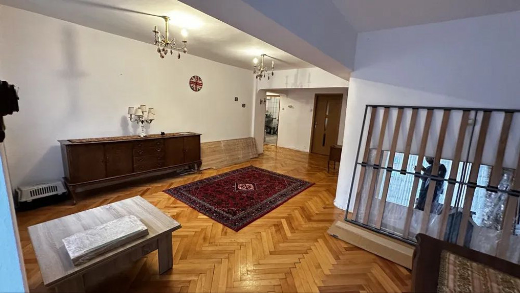 Apartament cu 3 camere, decomandat - zona Racadau.