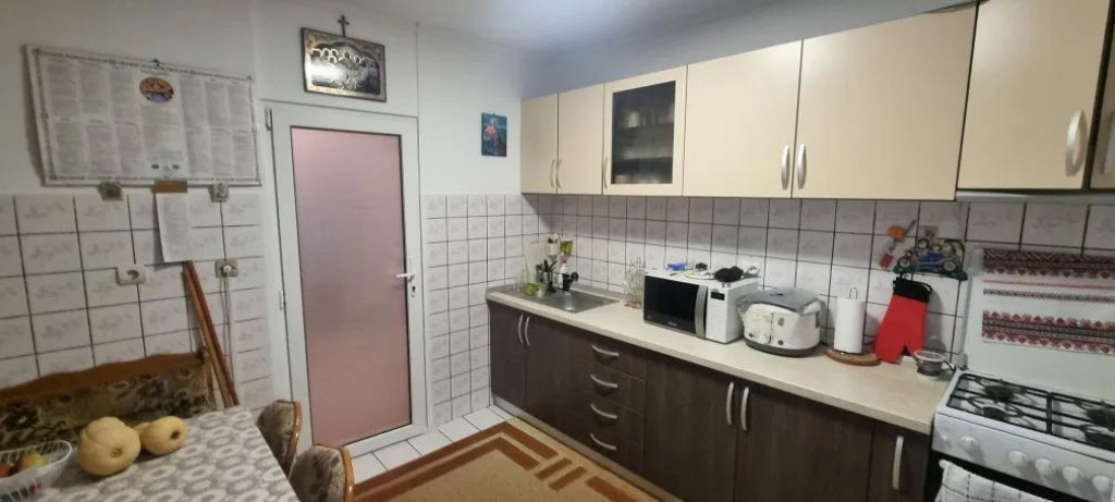 Apartament cu 3 camere - zona Racadau