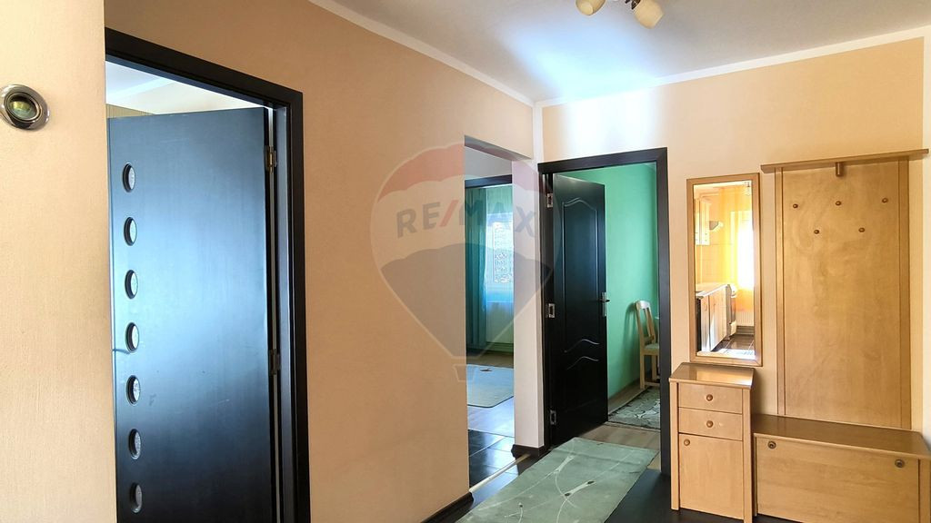 Apartament 3 camere etaj 1- de inchiriat