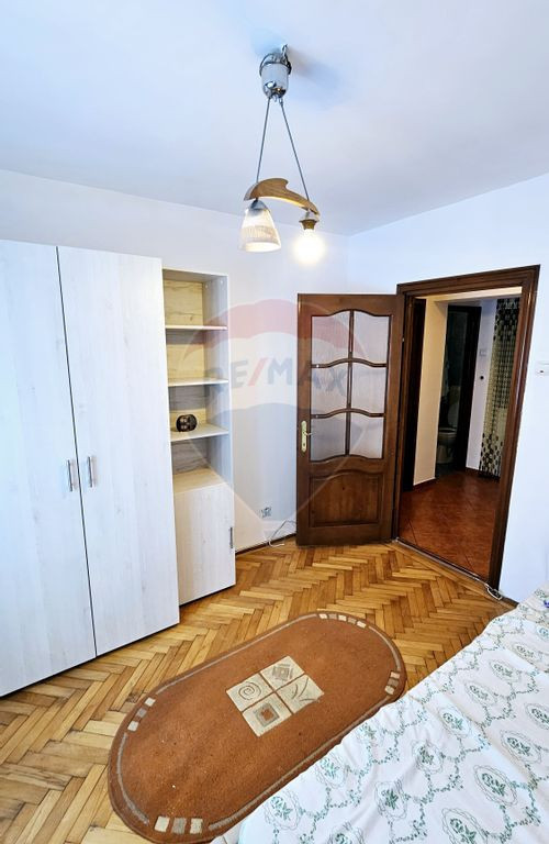 Apartament cu 3 camere de închiriat în zona Precista