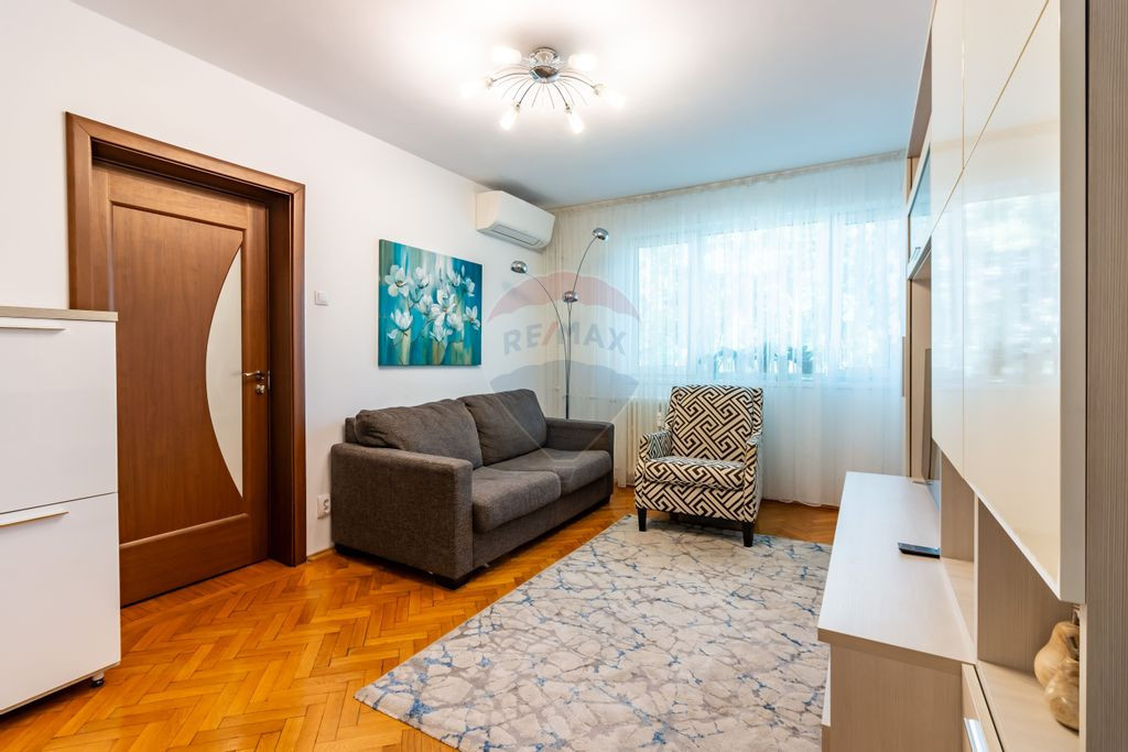 Apartament cu 3 camere de vânzare în zona Crangasi-Giul...