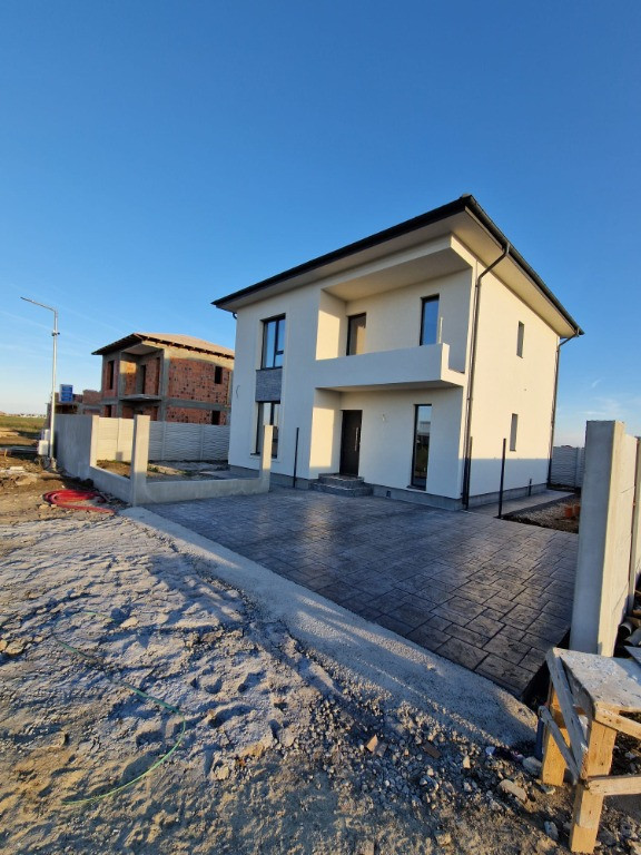 Vila superba de lux cu 4 camere, 3 bai si teren de 330 mp