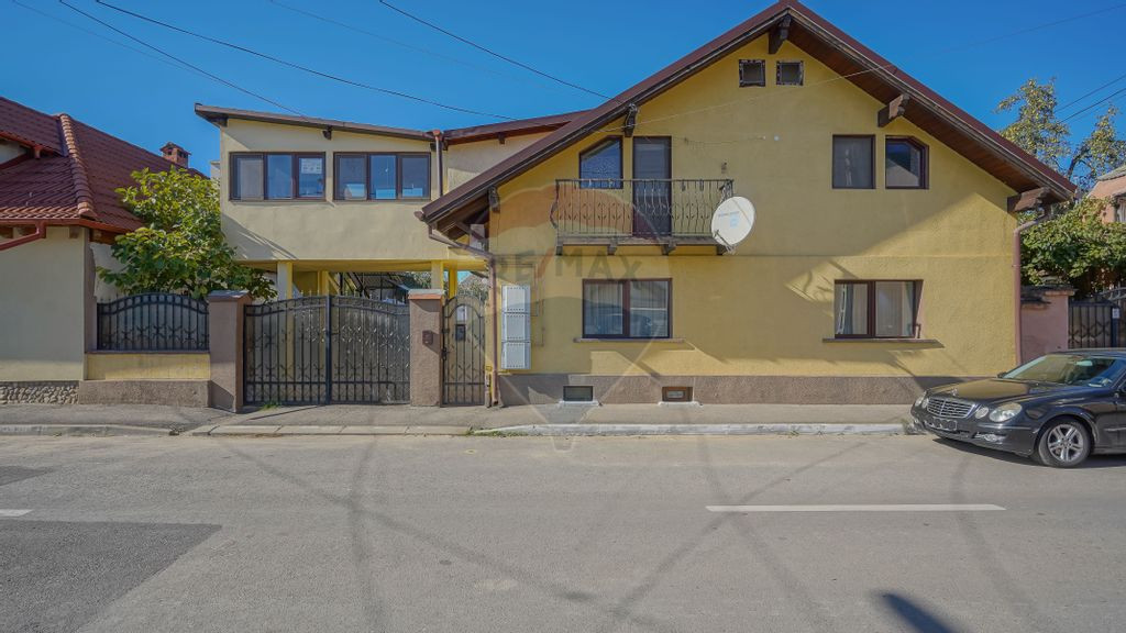 Casă cu 2 apartamente, teren 600 mp, deschidere la 2 str...