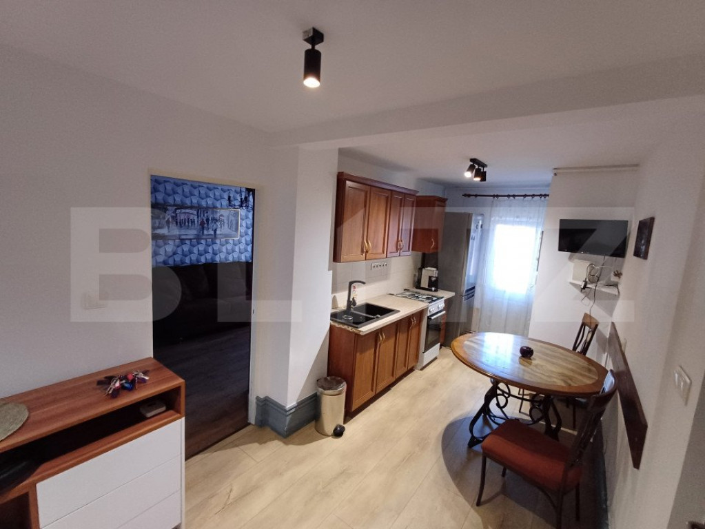 Apartament 3 camere, decomandat, etaj intermediar zona Crini