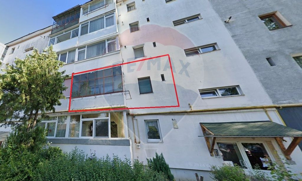 Apartament cu 4 camere de vânzare în zona Tractorul