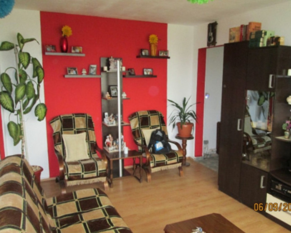 Apartament 4 camere semidecomandat