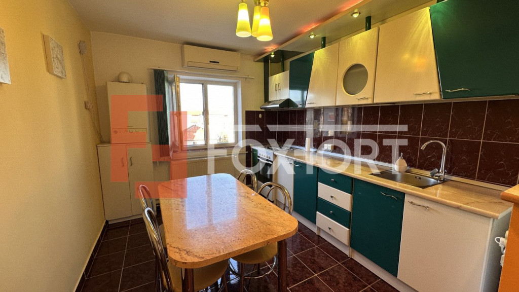 Apartament cu 3 camere la etajul 4