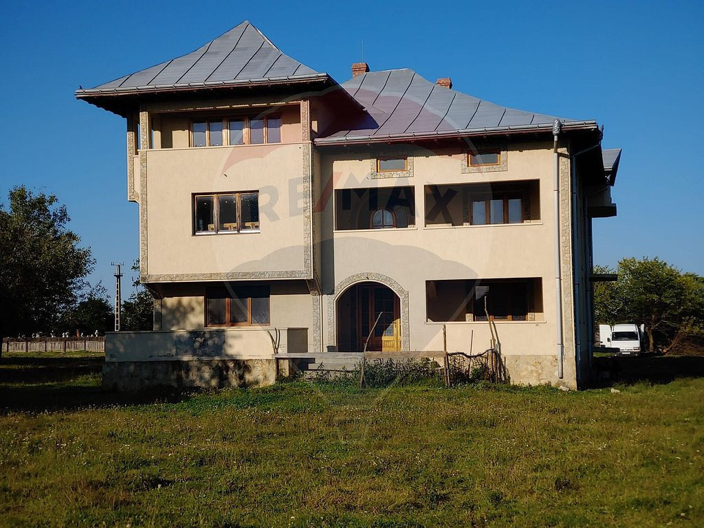 Casă / Vilă cu 8 camere de vanzare in Boroaia, Suceava