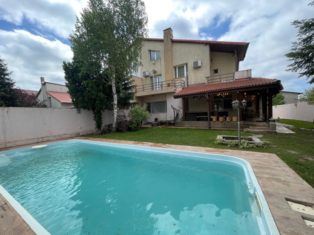 Oportunitate unica vila cu piscina privata si curte