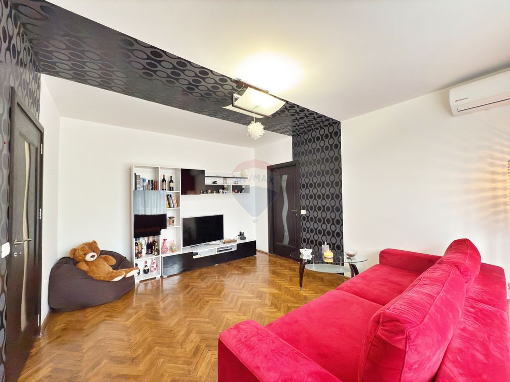 Apartament cu 3 camere de vânzare în zona Podgoria