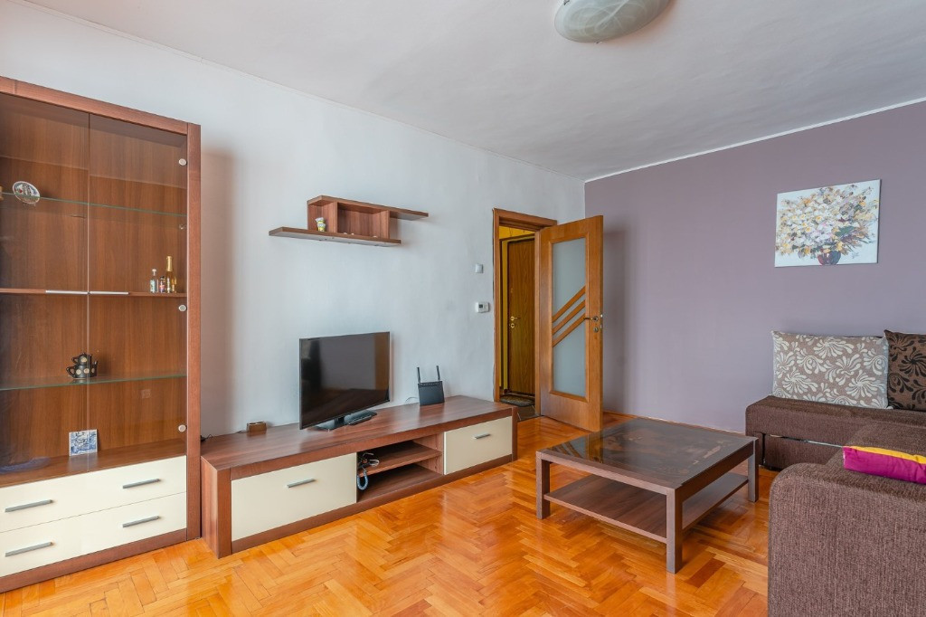 Apartament cu 4 camere zona Calea Bucuresti