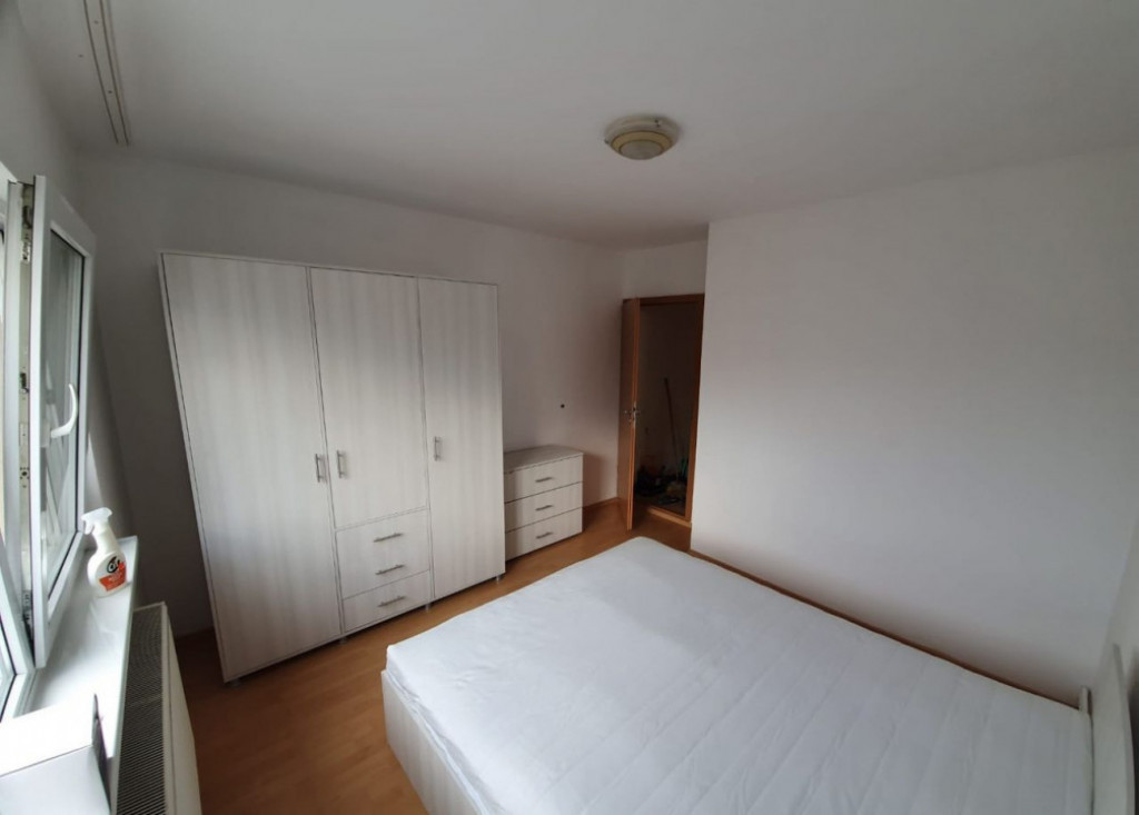 Apartament 3 camere decomandat zona Tractoru