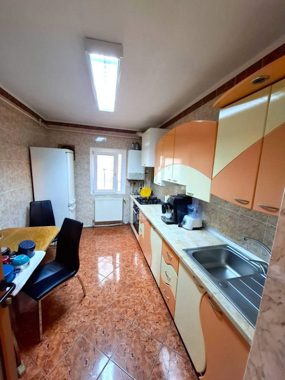 Apartament cu 4 camere , etaj 1 ,zona inspectoratul Scolar