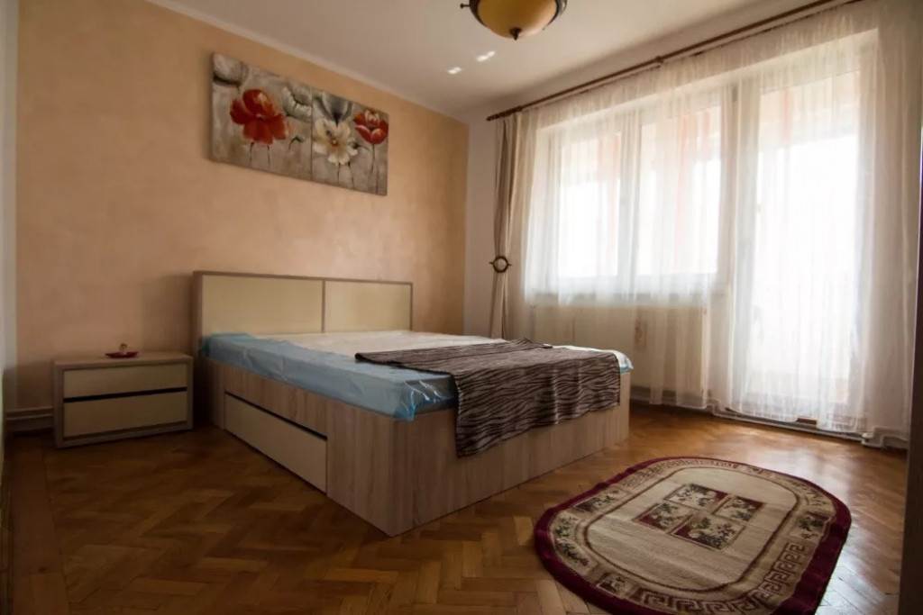 INCHIRIEZ apartament 3 camere decomandat,zona Vasile Aaron