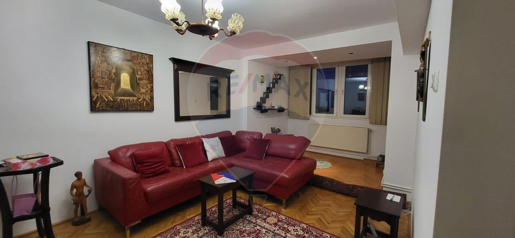 Apartament 4 camere zona Sala Polivalenta cu vedere spre ...