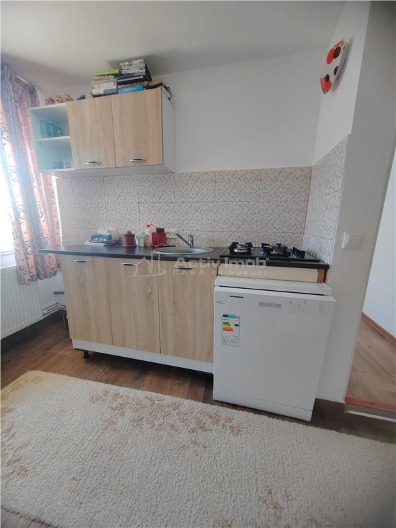 Apartament decomandat 41 mp - etaj 2 - curte comuna - Pasare