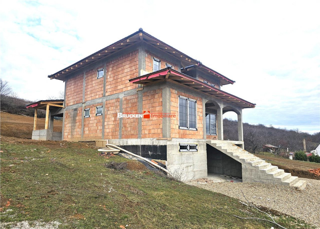 CASA LA ROSU CU PANORAMA INCREDIBLIA SI TEREN GENEROS IN ZON