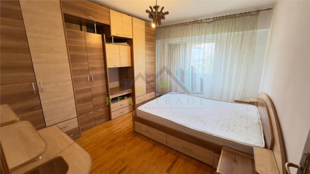 Apartament 3 camere decomandat etaj intermediar intrare Raca