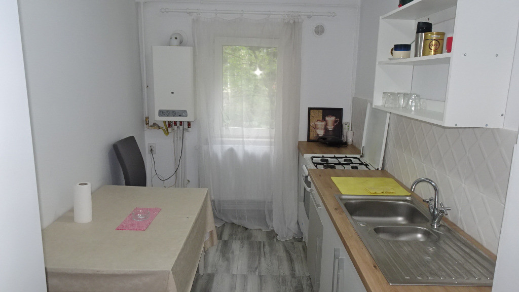 Inchiriez apartament 3 camere decomandat in Deva pe Saturn, parter