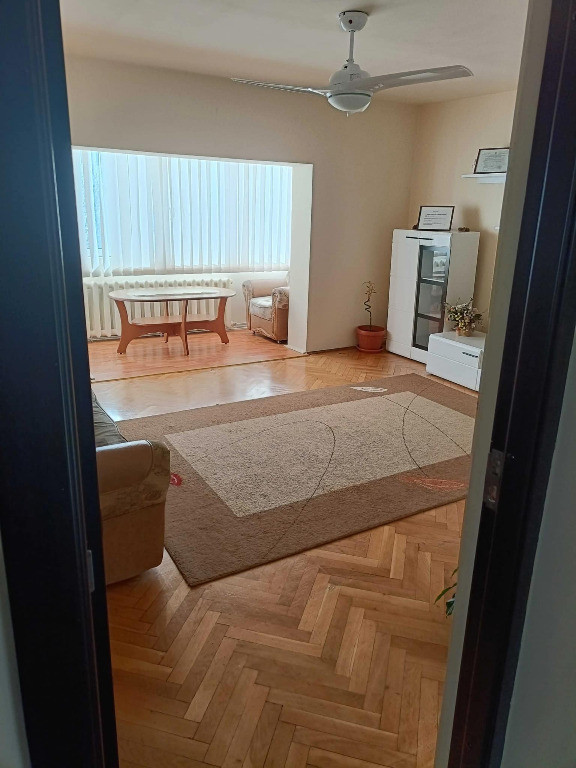 Apartament cu 3 camere, decomandat - zona Judetean