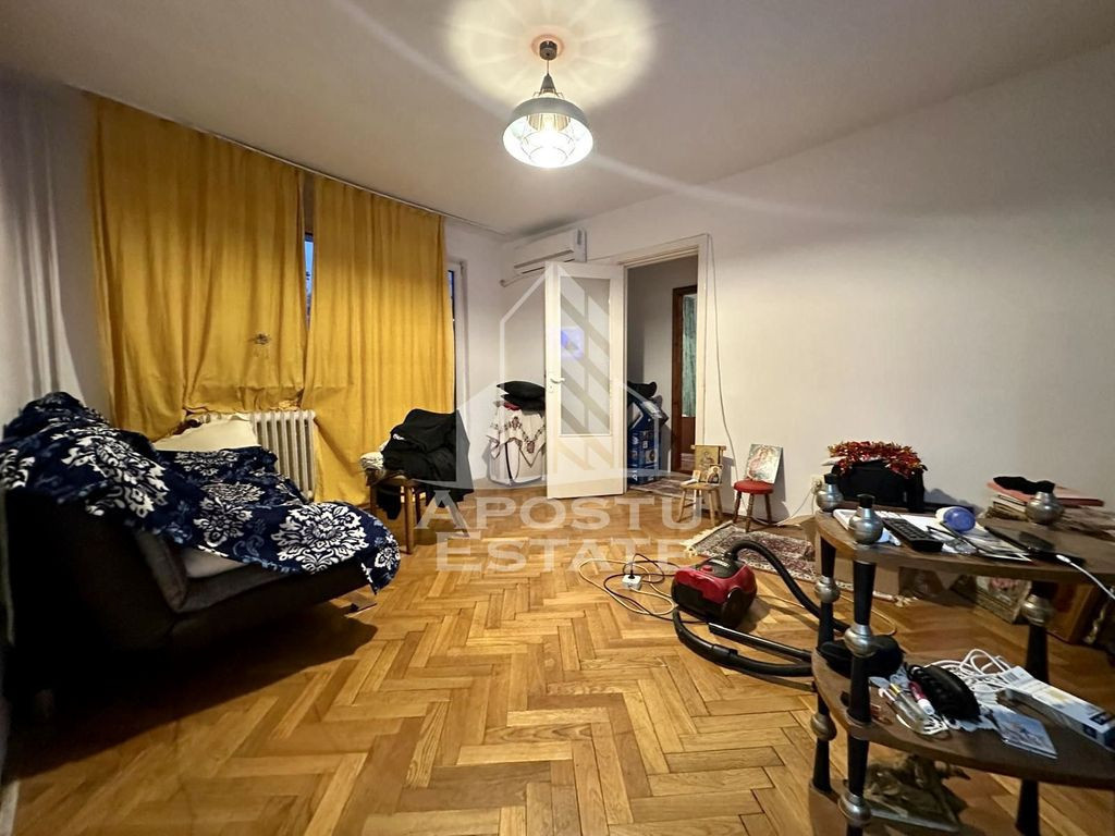 Apartament cu 4 camere, etajul 2, zona Sagului