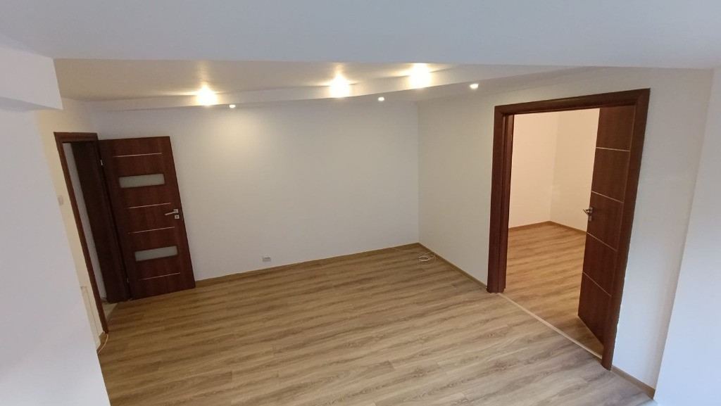 Închiriez apartament pentru firme