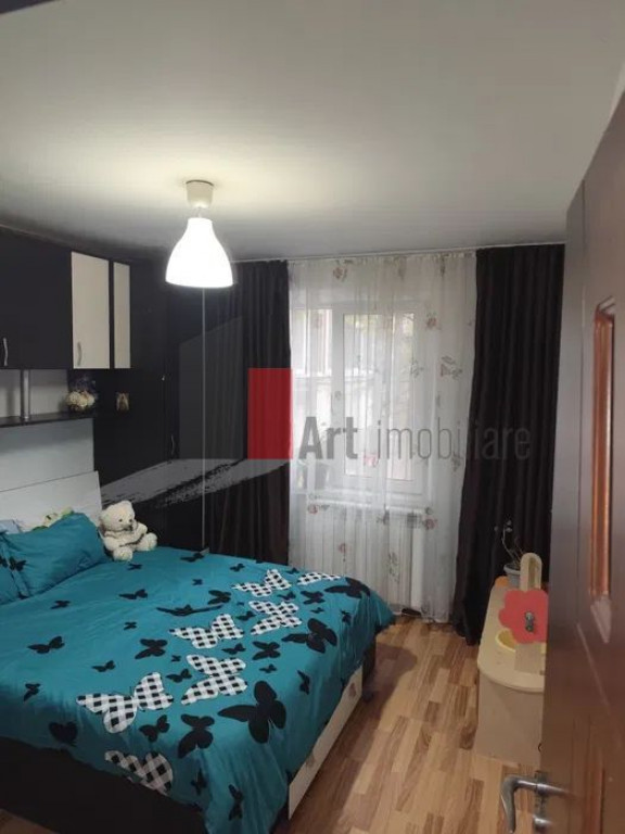 Vânzare apartament 3 camere decomandat Apărătorii Patr...