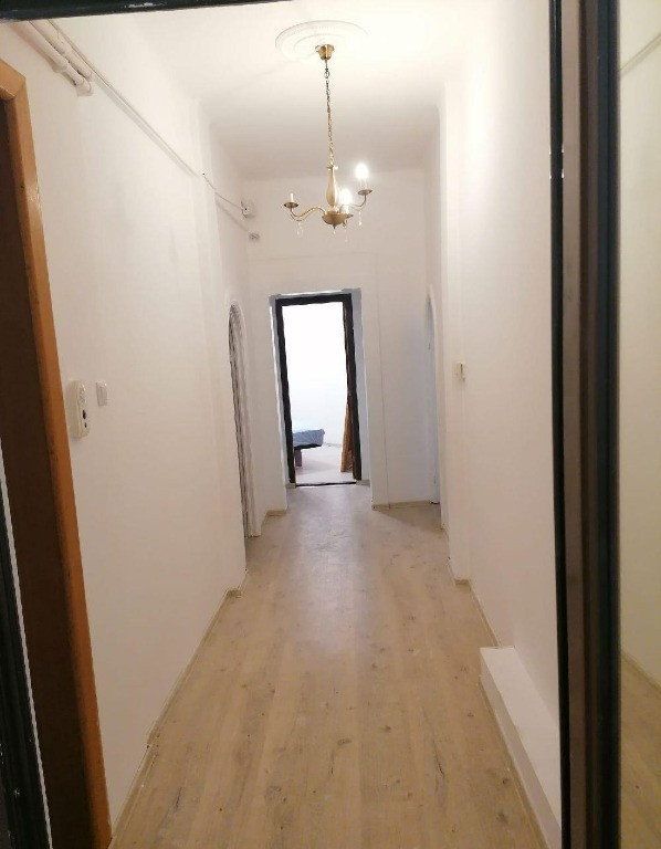 Piața Rosetti Apartament 7 camere, decomandat.