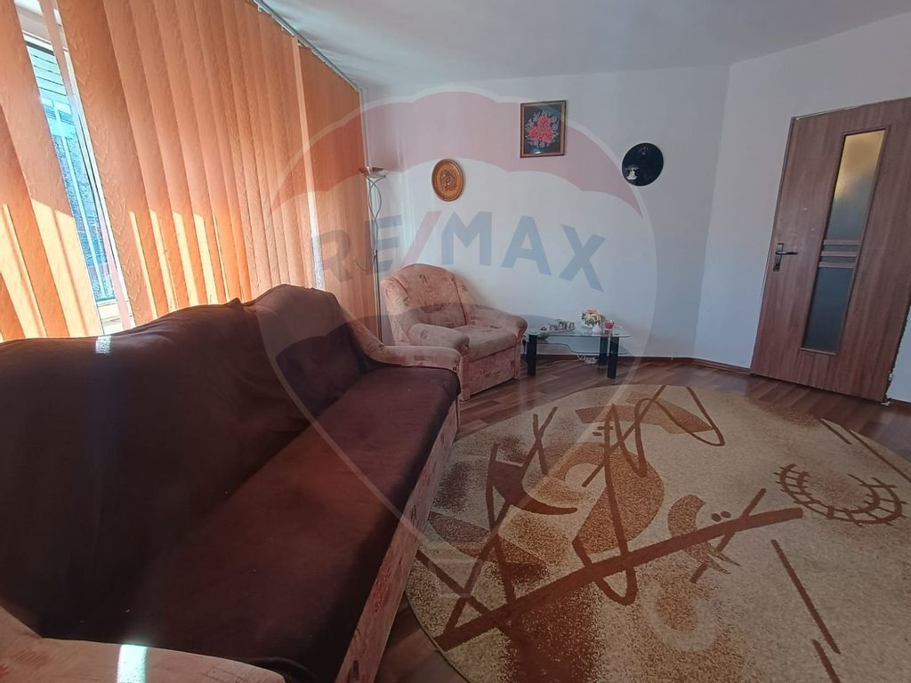 Apartament cu 2 camere decomandat zona 300